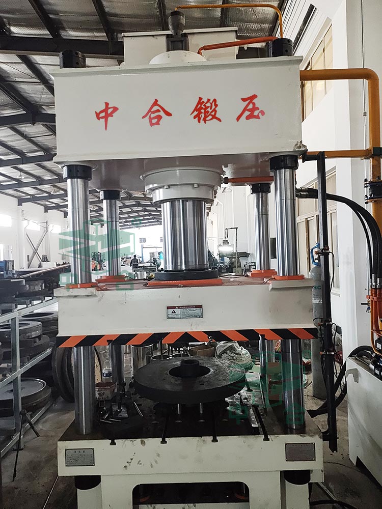 200噸不銹鋼鍋蓋成型液壓機現(xiàn)場.jpg